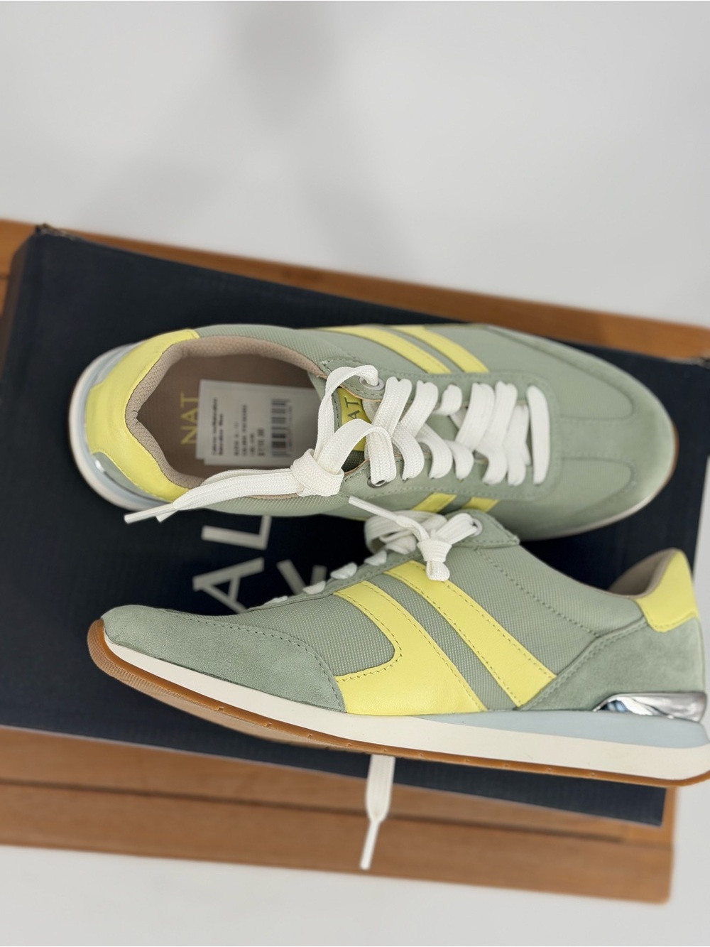 New Women’s Naturalizer Sneakers size 5 - Picture 3 of 4